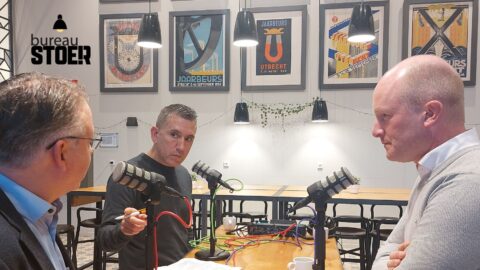 Friese bouwer lost netcongestie op met warmtepompen en deelauto’s: ‘De netbeheerder zei: tien woningen op één aansluiting? Dat gaat zomaar niet’