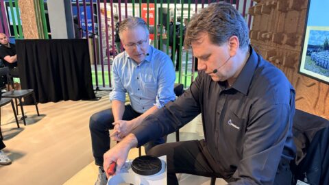 Rogér blaast duizenden ventilatieboxen nieuw leven in: ‘Prachtige printplaten gooien we weg, doodzonde’